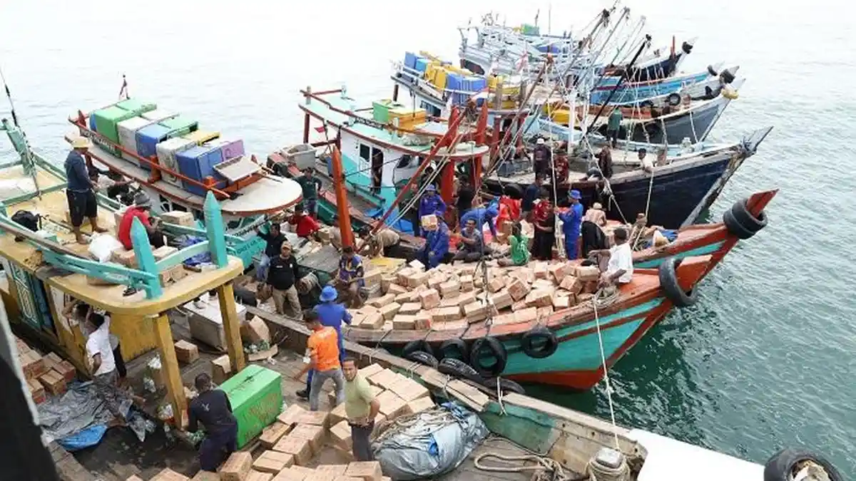 Al Farlaky Jemput Bantuan Korban Banjir ke Tengah Laut, Diangkut KRI Gilimanuk